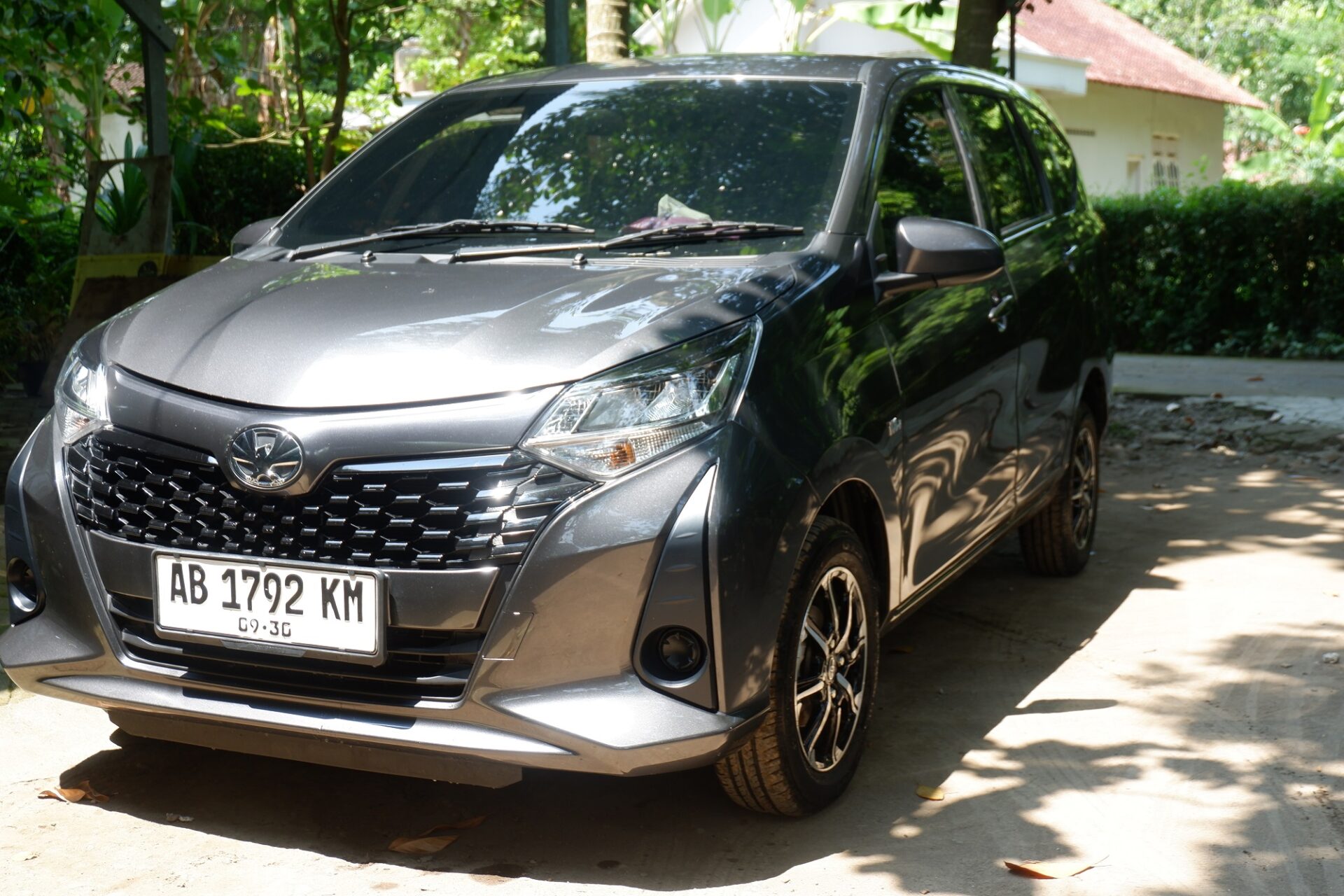 Reliable private transfer car from Yogyakarta to Semarang via Trans-Java Toll Road, offering speed and comfort to all travelers.