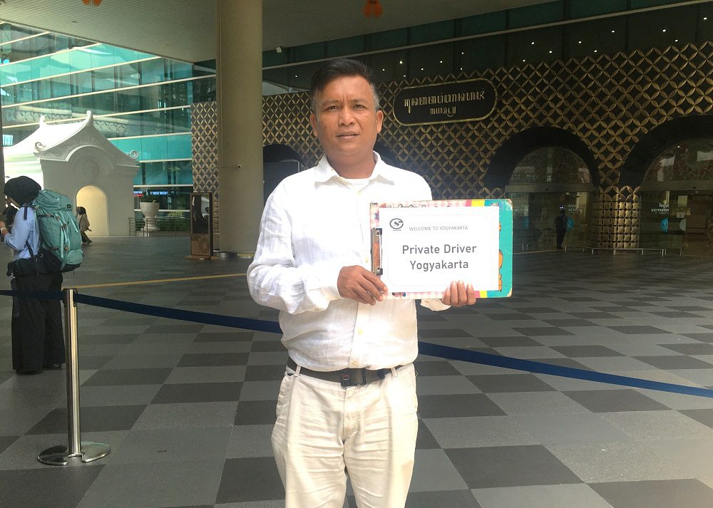 Dawut, professional Yogyakarta private driver for Borobudur tour drop off Semarang transfer